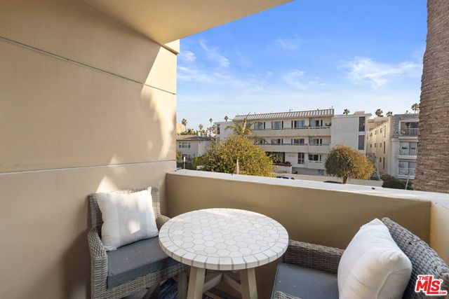 1032 3rd Street 101, Santa Monica, CA 90403