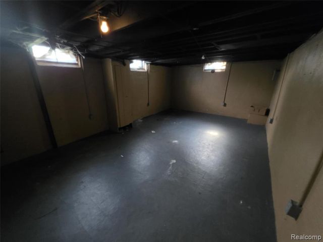 21210 E 10 Mile Road, Saint Clair Shores, MI 48080