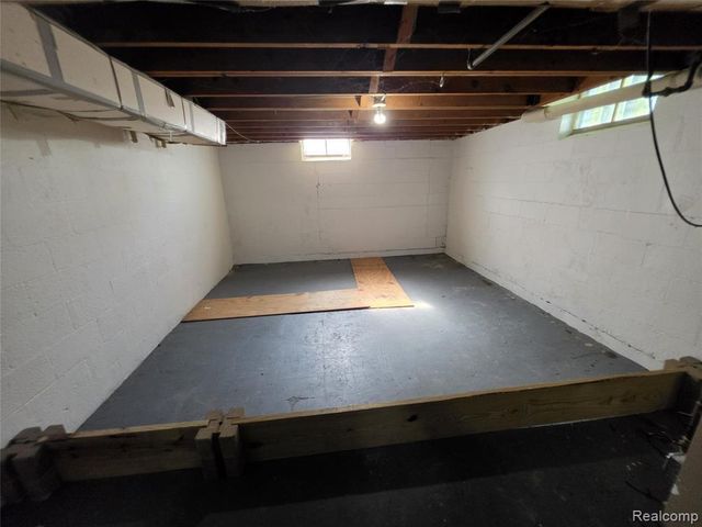 21210 E 10 Mile Road, Saint Clair Shores, MI 48080