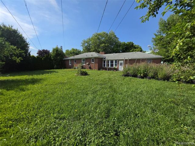 21210 E 10 Mile Road, Saint Clair Shores, MI 48080