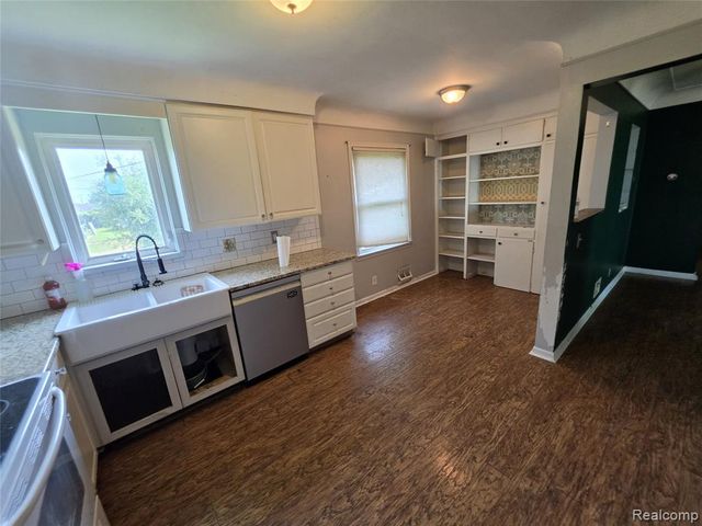 21210 E 10 Mile Road, Saint Clair Shores, MI 48080