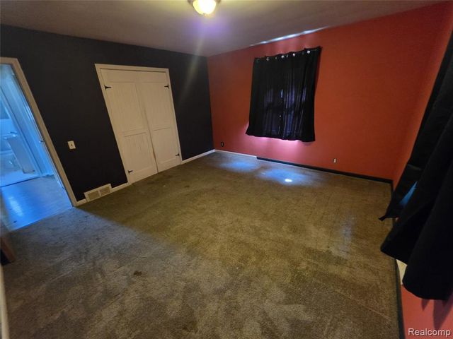 21210 E 10 Mile Road, Saint Clair Shores, MI 48080