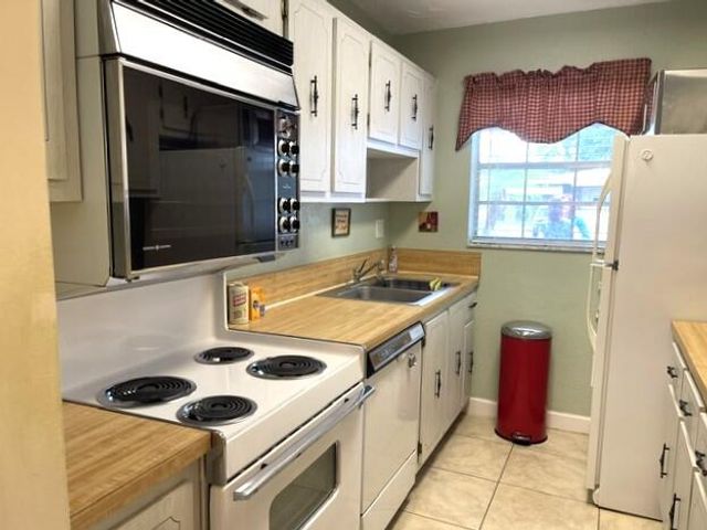 1152 Circle Drive D, Delray Beach, FL 33445