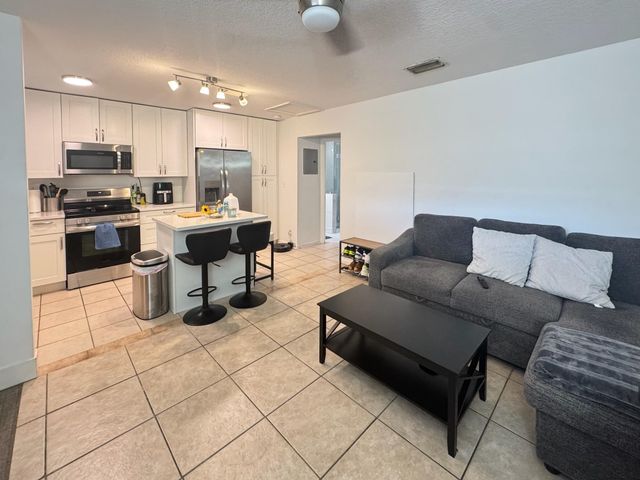 151 SW 15th Street B, Pompano Beach, FL 33060