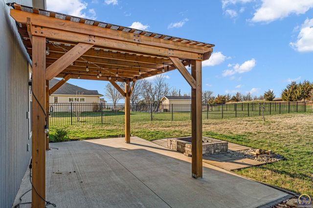 6100 SW 4th St, Topeka, KS 66615