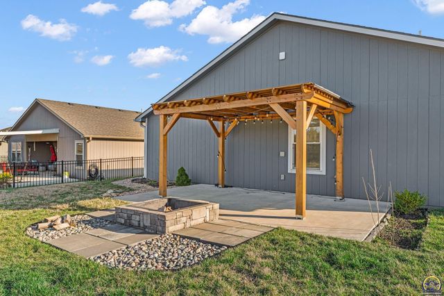 6100 SW 4th St, Topeka, KS 66615