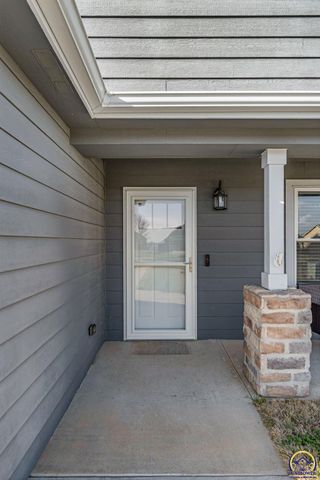 6100 SW 4th St, Topeka, KS 66615