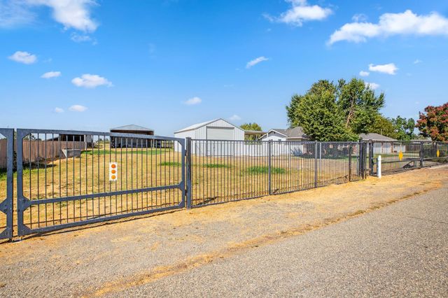 10680 Cleveland Ave, Oakdale, CA 95361