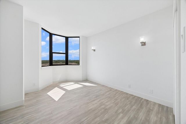 651 Bering Drive 903, Houston, TX 77057