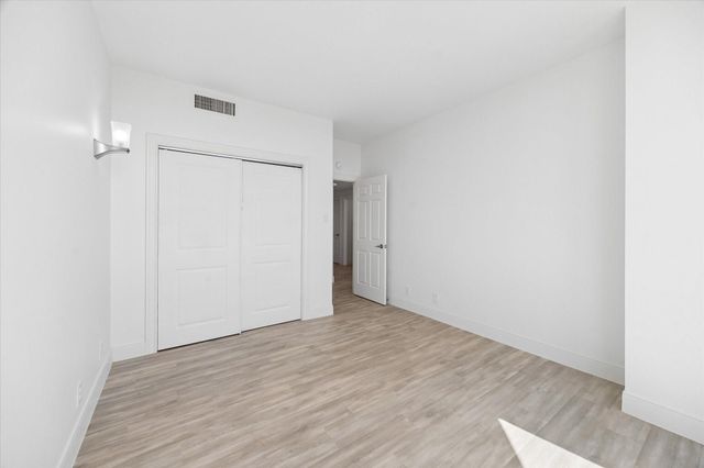 651 Bering Drive 903, Houston, TX 77057