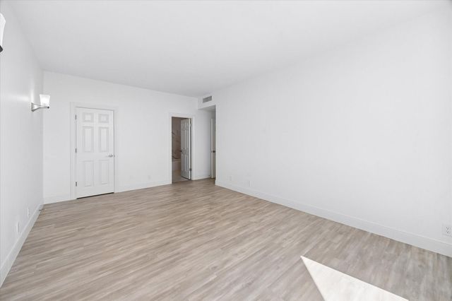 651 Bering Drive 903, Houston, TX 77057