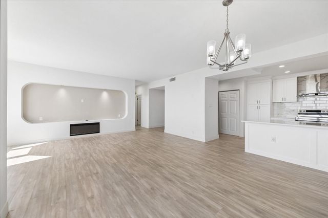 651 Bering Drive 903, Houston, TX 77057