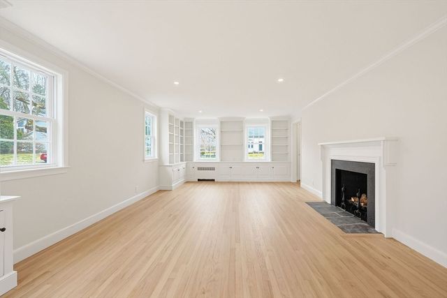 9 Arnold Rd, Shrewsbury, MA 01545