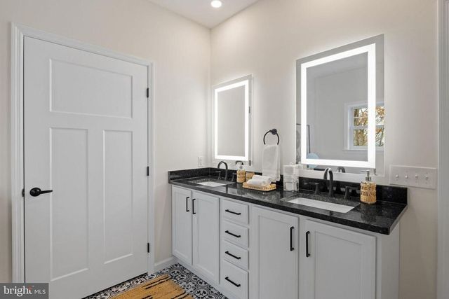 104 E HAVEN CT, Charlottesville, VA 22911