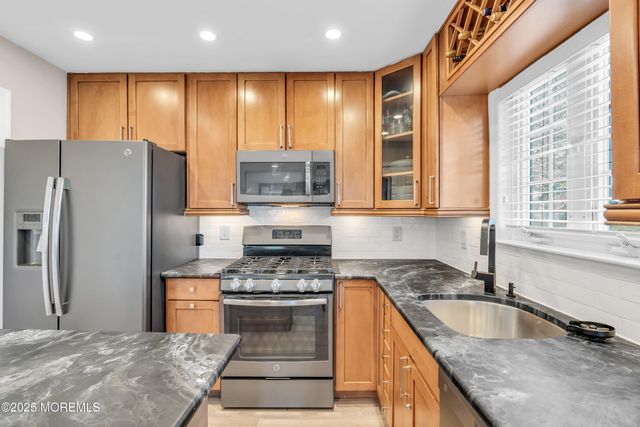 233 Paddington Court 8-3, Manalapan, NJ 07726