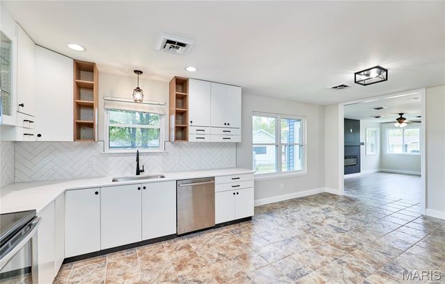 1329 S Wheaton Drive, St Charles, MO 63301