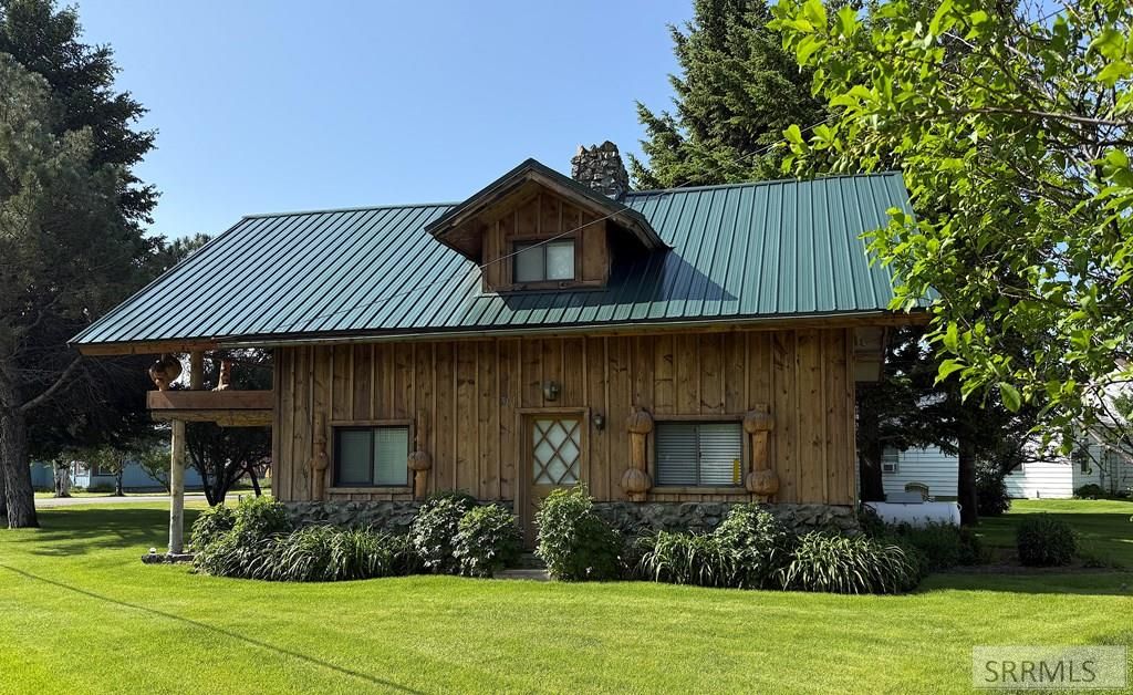 Image 4 of property listing at 501 W Pine Avenue, Mackay, ID 83251