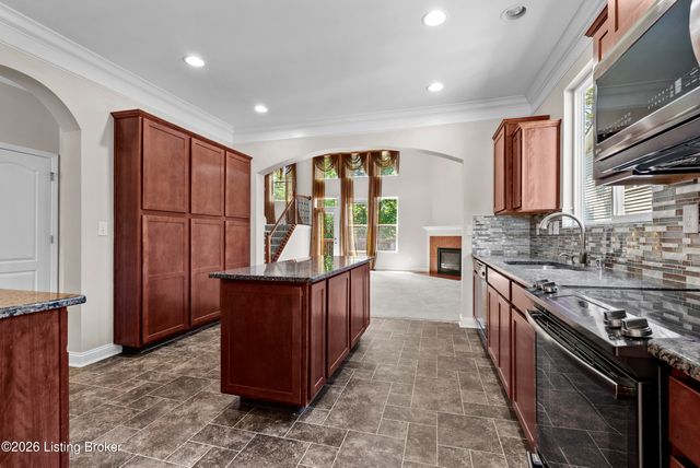 9108 Tamarack Grove Ln, Louisville, KY 40291