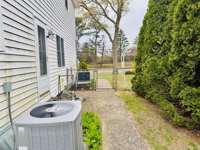 195 Maple Street, Medford, NY 11763