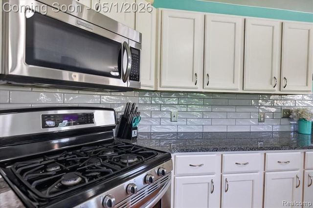 1049 Yale Drive, Oxford, MI 48371
