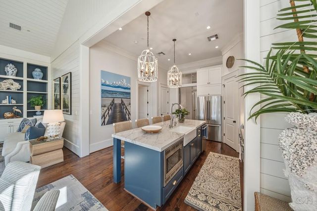 2622 E Seaside Drive, Galveston, TX 77550