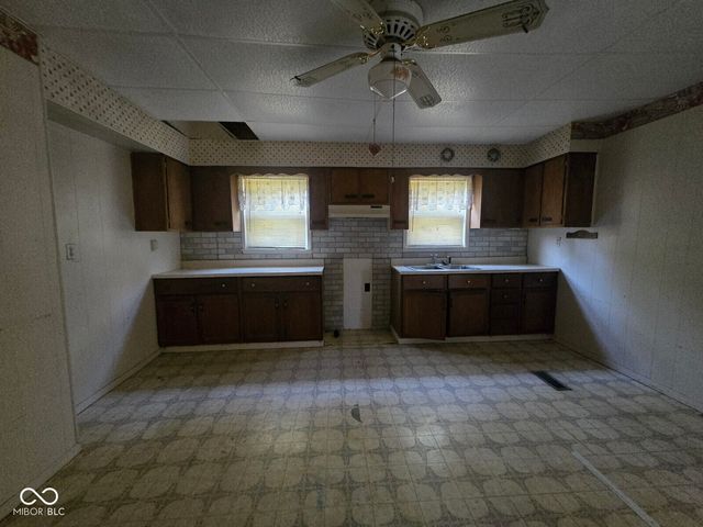 1926 N 8th Street, Terre Haute, IN 47804