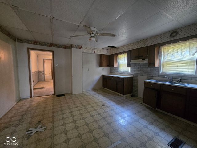 1926 N 8th Street, Terre Haute, IN 47804