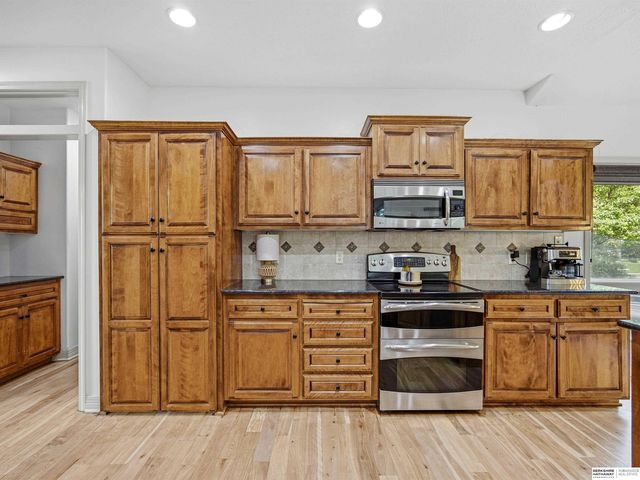 16505 Bauman Circle, Omaha, NE 68116