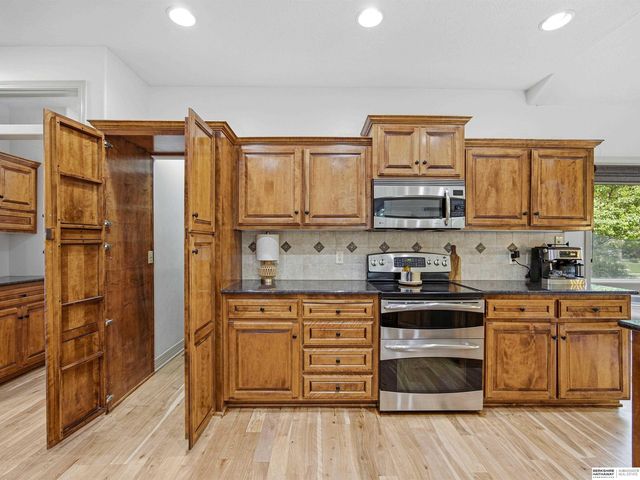 16505 Bauman Circle, Omaha, NE 68116