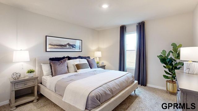 11977 S 114th Avenue, Papillion, NE 68046