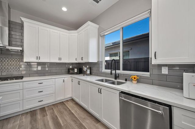 724 Oliver Ct, Folsom, CA 95630