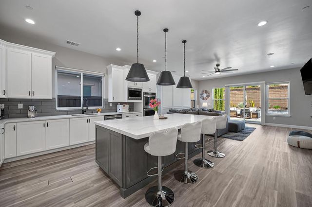 724 Oliver Ct, Folsom, CA 95630