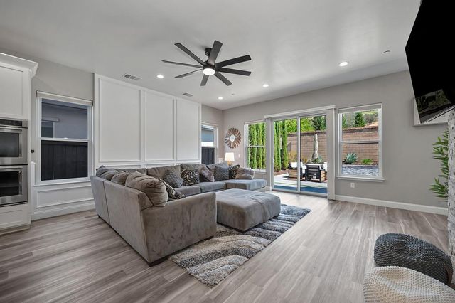 724 Oliver Ct, Folsom, CA 95630