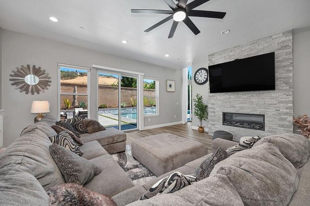 724 Oliver Ct, Folsom, CA 95630