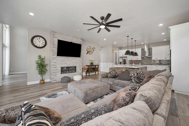 724 Oliver Ct, Folsom, CA 95630