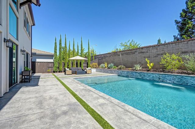 724 Oliver Ct, Folsom, CA 95630