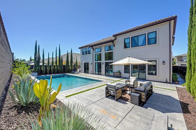 724 Oliver Ct, Folsom, CA 95630
