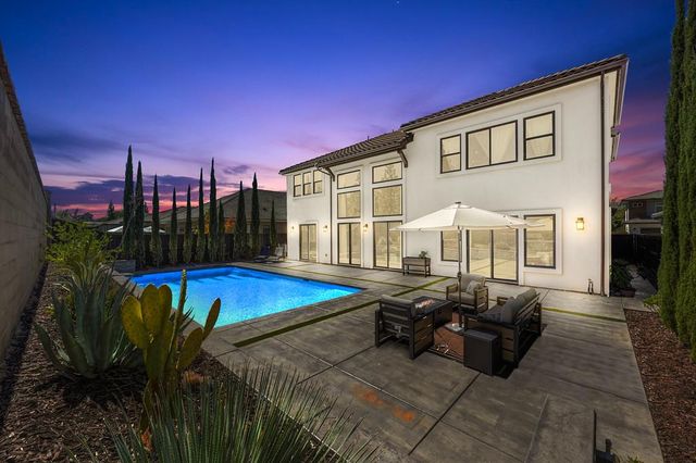 724 Oliver Ct, Folsom, CA 95630