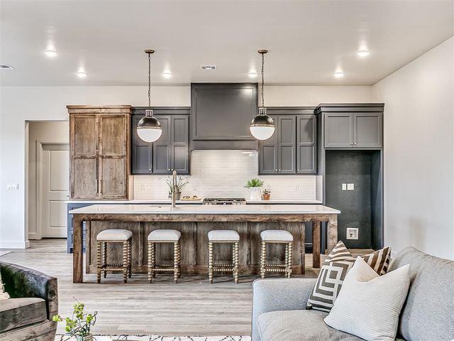2541 S May Avenue, Guthrie, OK 73044