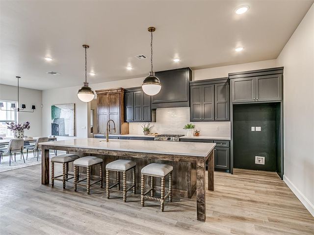 2541 S May Avenue, Guthrie, OK 73044