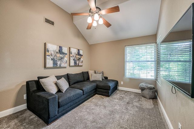 9212 N Maiden Lane, Fresno, CA 93720