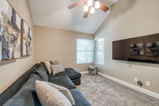 9212 N Maiden Lane, Fresno, CA 93720