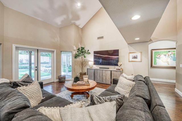 9212 N Maiden Lane, Fresno, CA 93720