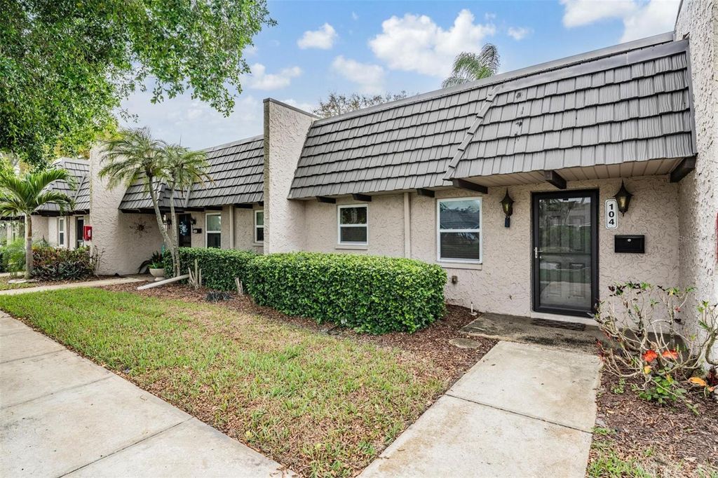 Image 3 of property listing at 104 CORDOVA GREEN, Seminole, FL 33777