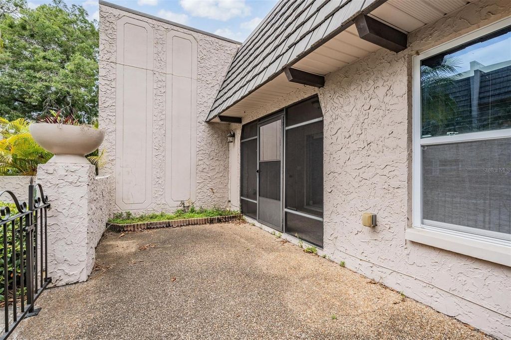 Image 24 of property listing at 104 CORDOVA GREEN, Seminole, FL 33777