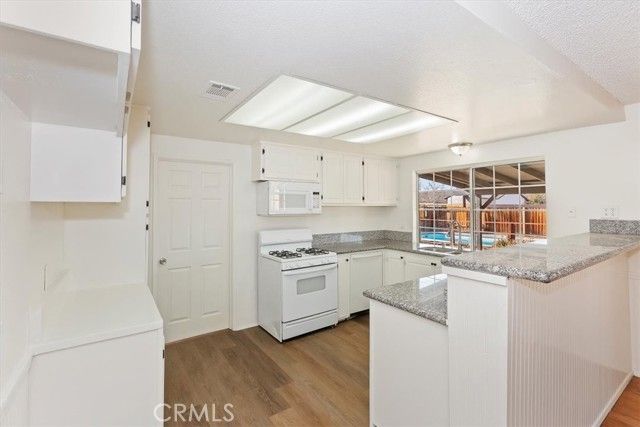 12650 Running Deer Road, Apple Valley, CA 92308