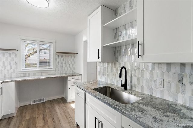 898 E Barrett Avenue, Madison Heights, MI 48071