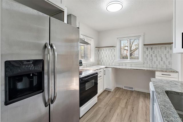 898 E Barrett Avenue, Madison Heights, MI 48071
