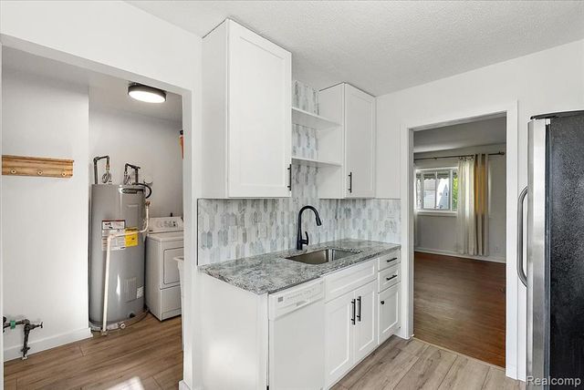 898 E Barrett Avenue, Madison Heights, MI 48071