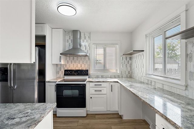 898 E Barrett Avenue, Madison Heights, MI 48071